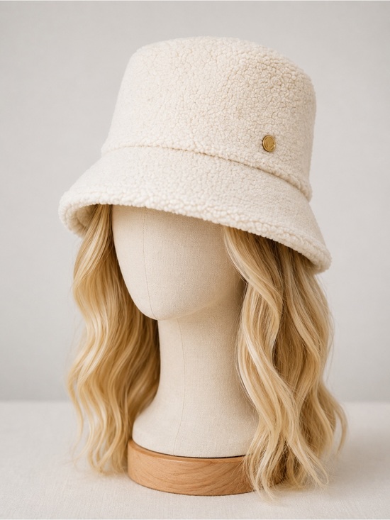 pretty simple Accessories - Slope Style Quilted Fur Trim Bucket Hat in Cream